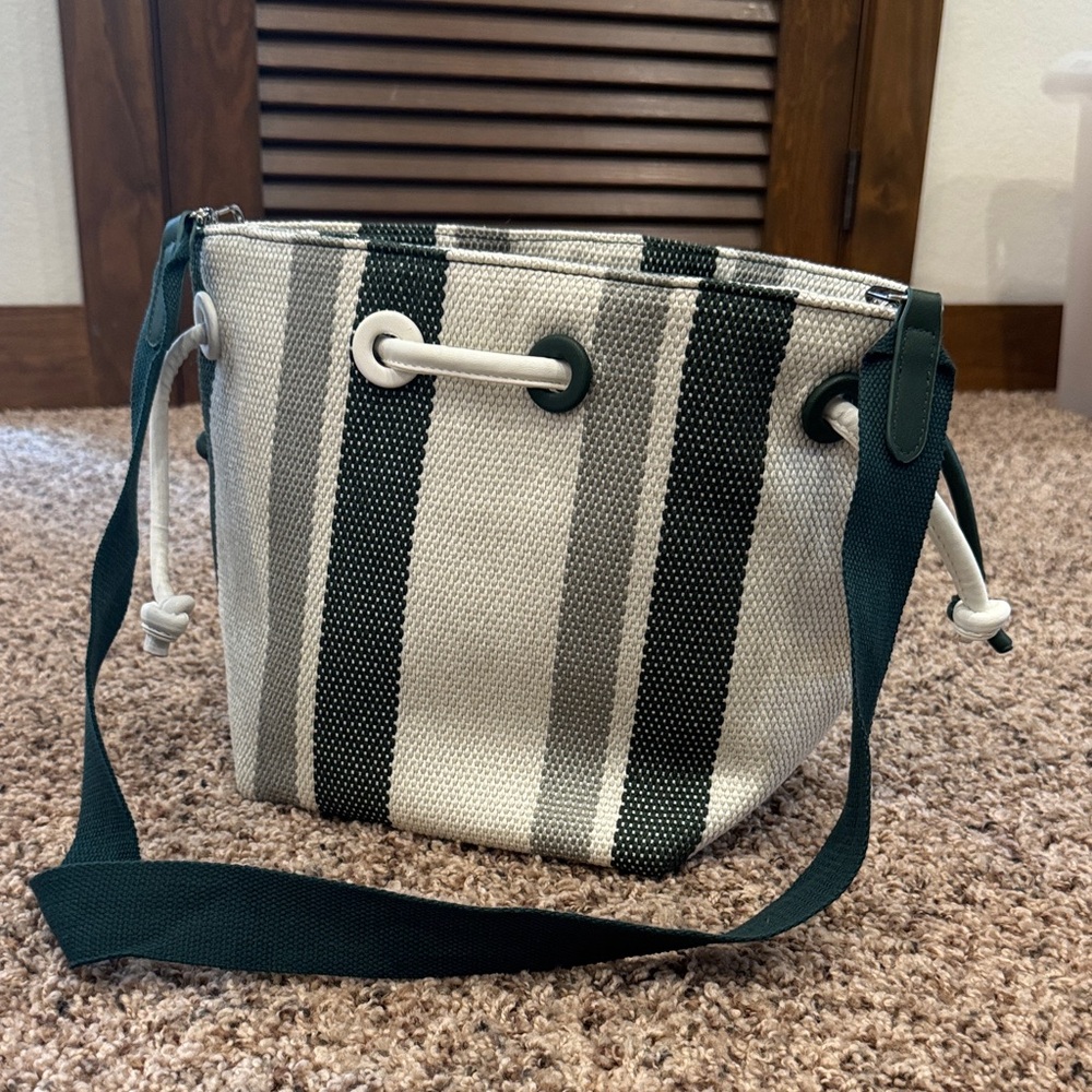 Elegant Striped Canvas Shoulder Bag